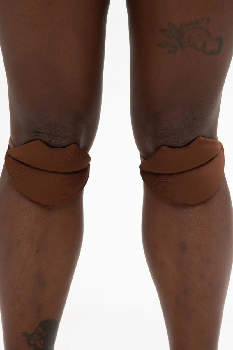 Queen Wear Slides Lips Kneepads 2.0 - Cacao 1